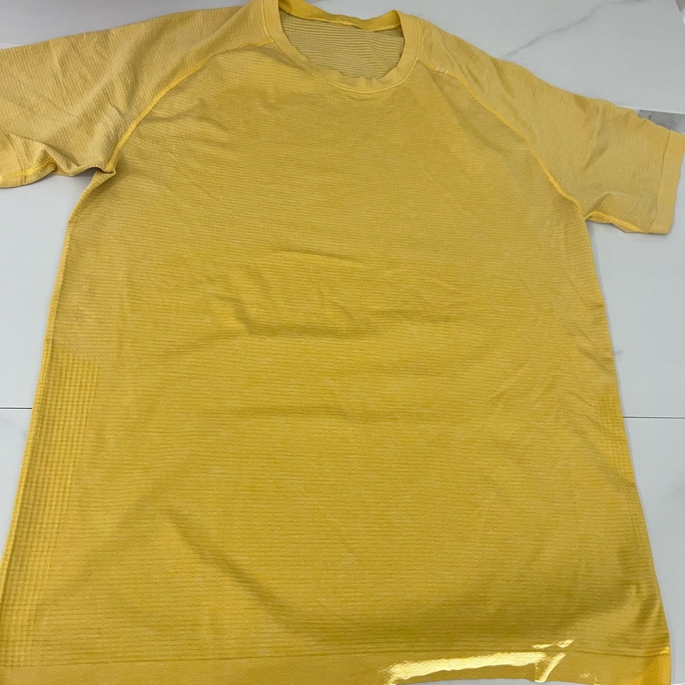 Men’s lululemon yellow top